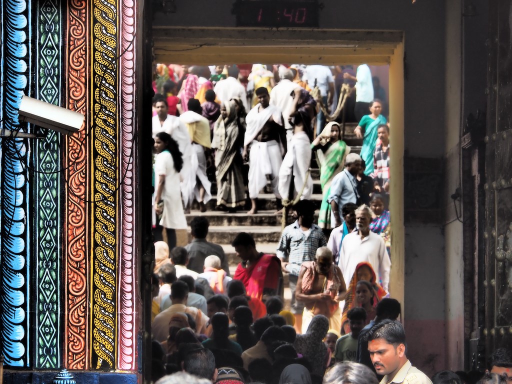 Pilger strömen in den Jagannath Tempel