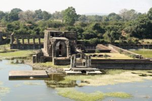 Wasser und Architektur, der Palast von Mandu