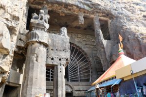 Karlahöhle mit Ashokasäule